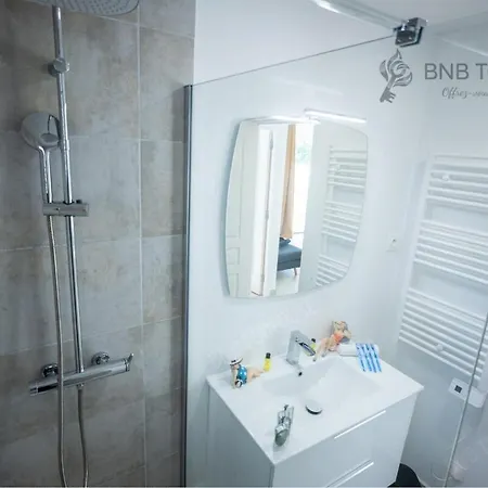 - Refuge Urbain - Clim - Terrasse - Parking - Wifi - Proche Transports *